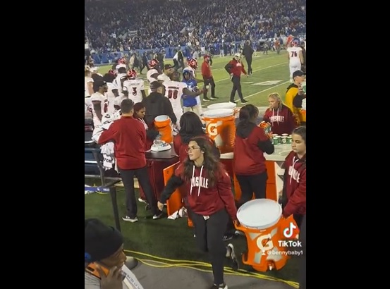 Video: Louisville player throws water bottle at Kentucky fans after game 